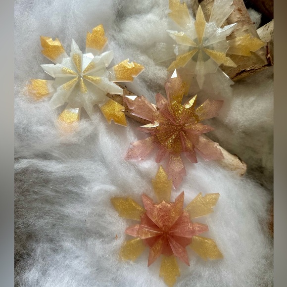 Beautiful Glittering Winter Snow Flake Magnets - Picture 1 of 9